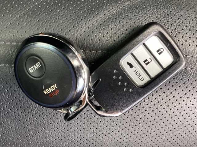 スマートキーです！！今や標準の装備になりつつありますよね！！ドアロック・アンロックも便利です！！