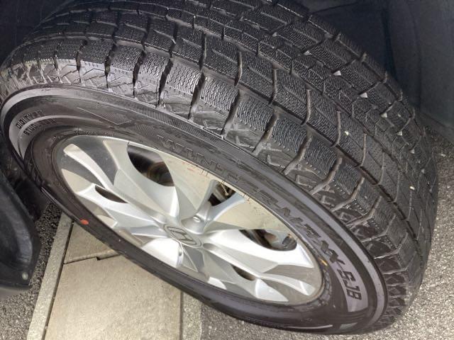 アルミホイール付！鉄ホイールと違って軽いので燃費にも影響してきます。ガソリンの高騰に少しは貢献します！あと単純に足元がきまります。