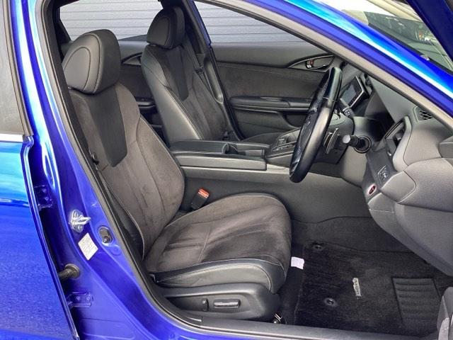 フロントシートです！！セパレートシートなのでお尻をしっかりホールド！！スポーティな運転にも最適です！！