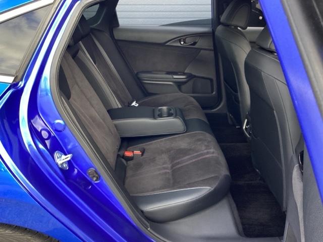 セカンドシートです！！ベンチシートになってますので、お二人の乗車ですとゆったり座って頂けますよ！！