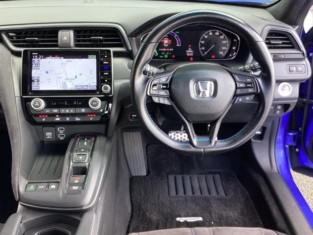 運転席周りです。カップホルダーや小物の収納などは必須ですよね！！使い勝手の良いつくりになっております！！