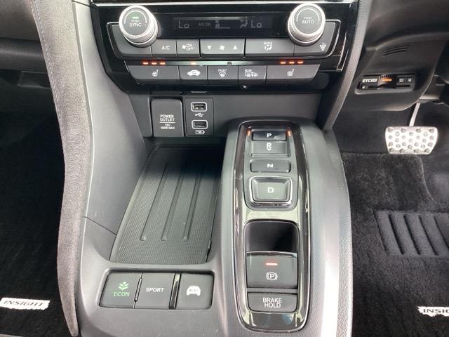 電子パーキング装着車！！ブレーキホールド機能付きで、信号待ちでも楽々です！！