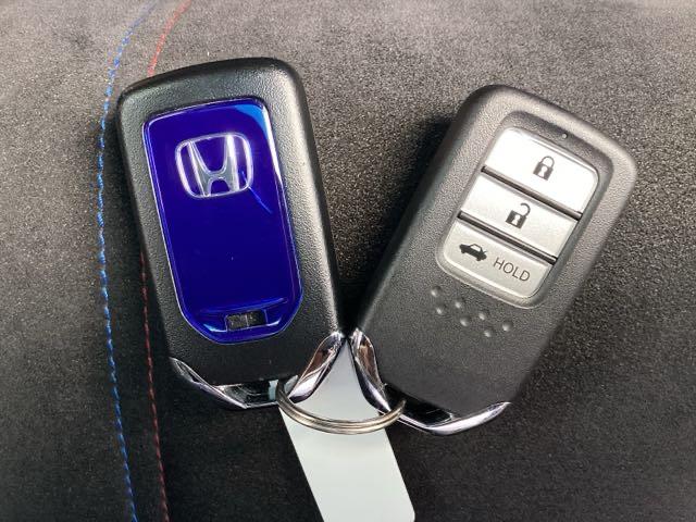 スマートキーです！！今や標準の装備になりつつありますよね！！ドアロック・アンロックも便利です！！