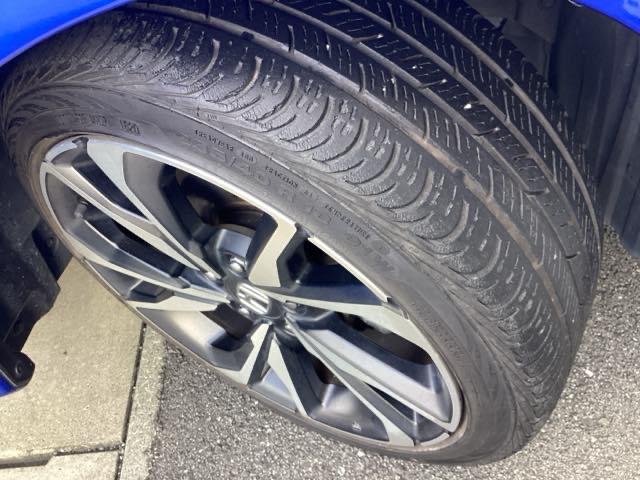 アルミホイール付！鉄ホイールと違って軽いので燃費にも影響してきます。ガソリンの高騰に少しは貢献します！あと単純に足元がきまります。