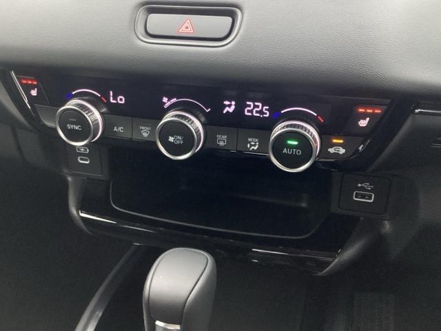 ヴェゼル ｅ：ＨＥＶＺ　ｅ：ＨＥＶＺ・当社元試乗車・禁煙車・純正ナビ・ＣＤ・ＴＶ・ＤＶＤ・Ｂｌｕｅｔｏｏｔｈ・ＥＴＣ・シートヒーター・ＬＥＤヘッドライト・バックカメラ（13枚目）