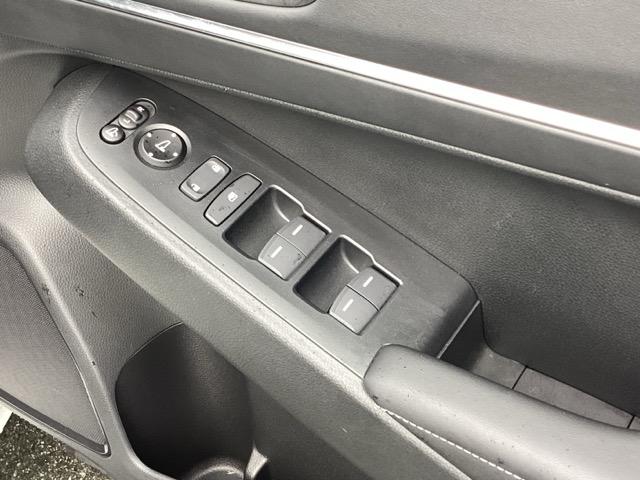 ヴェゼル ｅ：ＨＥＶＺ　ｅ：ＨＥＶＺ・当社元試乗車・禁煙車・純正ナビ・ＣＤ・ＴＶ・ＤＶＤ・Ｂｌｕｅｔｏｏｔｈ・ＥＴＣ・シートヒーター・ＬＥＤヘッドライト・バックカメラ（17枚目）