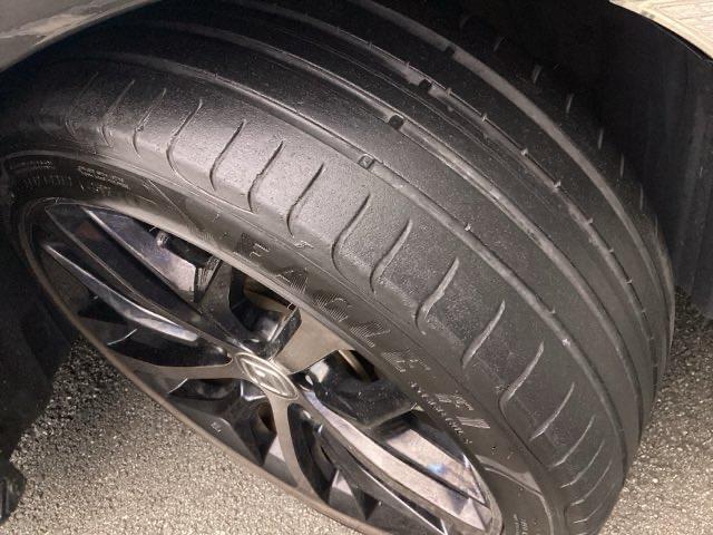 アルミホイール付！鉄ホイールと違って軽いので燃費にも影響してきます。ガソリンの高騰に少しは貢献します！あと単純に足元がきまります。