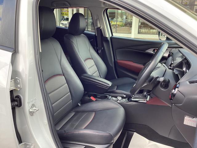 ヘタリもなく綺麗な状態です。シートリフトがついてますので、お好みのシートポジションで運転できます。