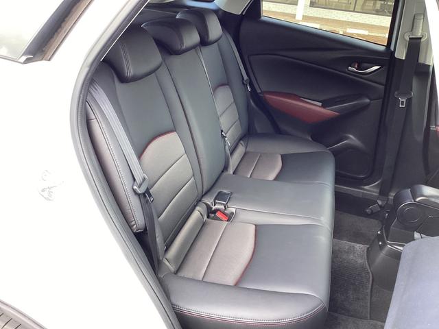 ２列目シートです。目立つ染みや汚れもなく、チャイルドシートを使用したへこみや傷などもございません。