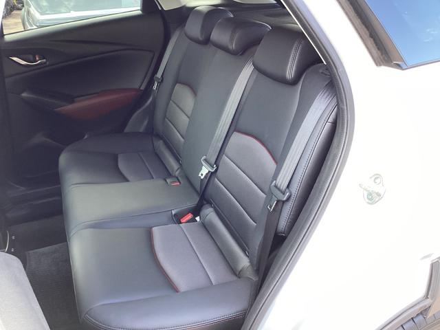 ２列目シートです。目立つ染みや汚れもなく、チャイルドシートを使用したへこみや傷などもございません。