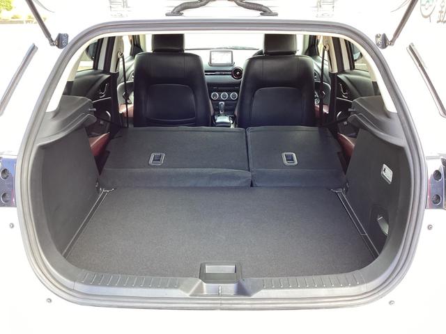 セカンドシートを倒せばフラットになり、広いラゲッジスペースができます。