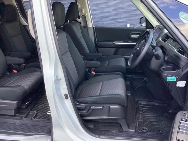 フリードハイブリッド ハイブリッド・Ｇブラックスタイル　ホンダ純正９インチインターナビ　Ｂｌｕｅｔｏｏｔｈ　地デジ　ＤＶＤビデオ　バックカメラ　ＬＥＤヘッドライト　両側電動スライドドア　スマートキー　ドライブレコーダー　ホンダセンシング　アルミホイール（24枚目）