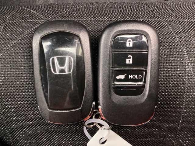 ☆スマートキー☆ドアの開錠・施錠はもちろんですが、エンジンをかけるときも鍵を取り出さなくて大丈夫ですよ♪両手に荷物をお持ちの時でも、大変便利で使い易い装備ですね（＾＾）／