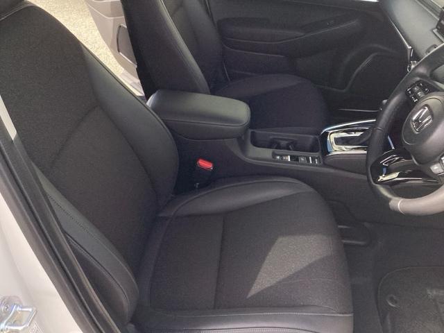 ヴェゼル ｅ：ＨＥＶＺ　２年間　走行距離無制限　保証付　当社デモカー　禁煙車　ワンオーナー　９インチインターナビ　フルセグＴＶ　ＢＴＡ　ＤＶＤ　ＥＴＣ　Ｂカメラ　シートヒーター　電動テールゲート　アルミホイール　ＬＥＤライト（12枚目）