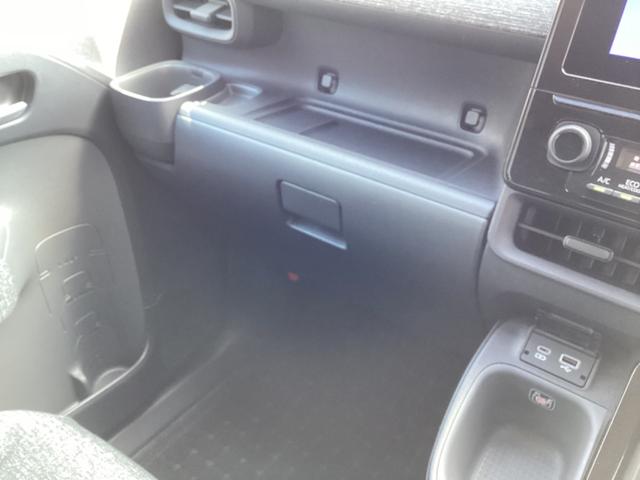 シエンタ ハイブリッドＺ　トヨタセーフティセンス　純正８型ナビ　Ｂｌｕｅｔｏｏｔｈ　ＵＳＢ　バックモニター　両側電動スライドドア　プッシュスタート　スマートキー　シートヒーター　ステアリングヒーター　ＬＥＤヘッドライト　ＥＴＣ（32枚目）