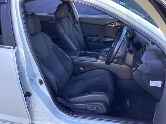 フロントシートです！！セパレートシートなのでお尻をしっかりホールド！！スポーティな運転にも最適です！！