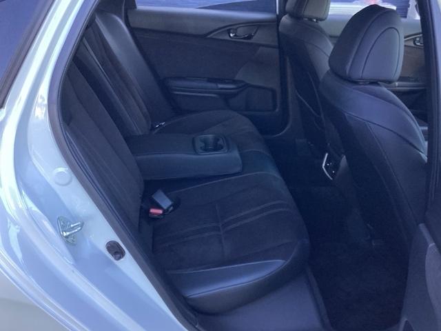 セカンドシートです！！ベンチシートになってますので、お二人の乗車ですとゆったり座って頂けますよ！！