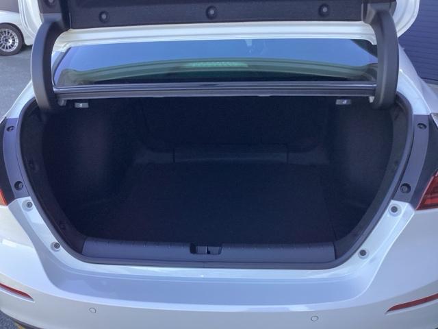 深さのあるラゲッジスペースです！！大きさのあるお荷物もそのまま載せて頂く事も可能です！！サードシートも使えて便利です！！