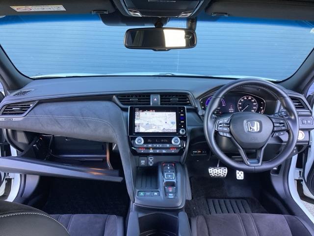 運転席周りです。カップホルダーや小物の収納などは必須ですよね！！使い勝手の良いつくりになっております！！