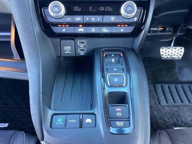 電子パーキング装着車！！ブレーキホールド機能付きで、信号待ちでも楽々です！！