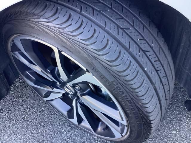 アルミホイール付！鉄ホイールと違って軽いので燃費にも影響してきます。ガソリンの高騰に少しは貢献します！あと単純に足元がきまります。