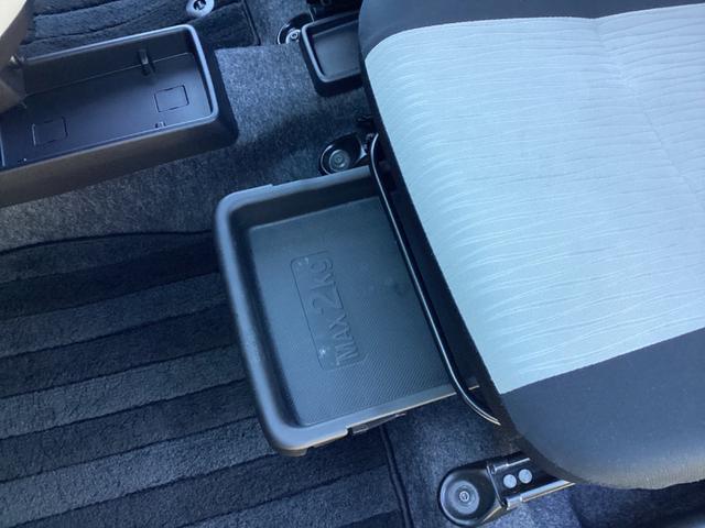 助手席のシートの下から収納スペースが現れます！