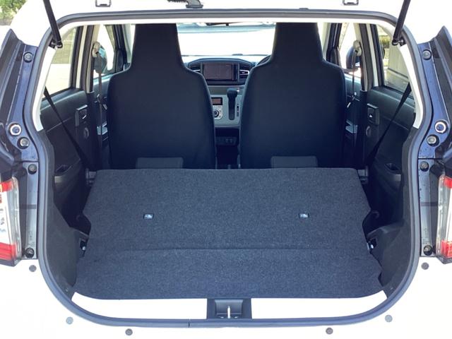 セカンドシートを倒せばフラットになり、広いラゲッジスペースができます。