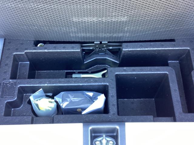 ラゲッジボード下に車載工具と収納スペースがあります。