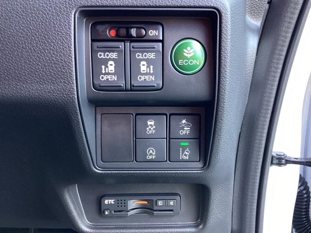 両側パワースライドドア！！小さいお子様やご年配のかたも、簡単にスライドドアが開閉できます。室内・スマートキーからも開閉可能で便利ですよ！！