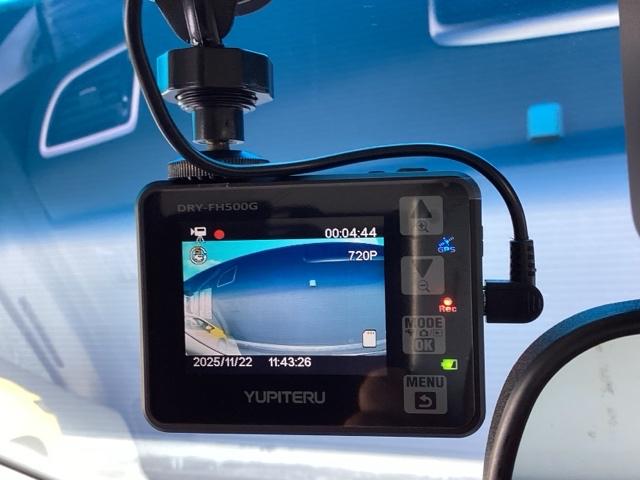 ドライブレコーダー付きです！！映像・音声などを記録する車載装置です。もしもの事故の際の記録はもちろん、旅行の際の思い出としてドライブの映像を楽しむことができます！！