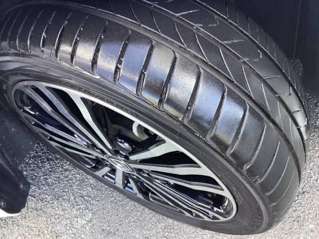 アルミホイール付！鉄ホイールと違って軽いので燃費にも影響してきます。ガソリンの高騰に少しは貢献します！あと単純に足元がきまります。