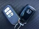 ☆スマートキー☆ドアの開錠・施錠はもちろんですが、エンジンをかけるときも鍵を取り出さなくて大丈夫ですよ♪両手に荷物をお持ちの時でも、大変便利で使い易い装備ですね（＾＾）／