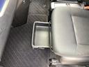 助手席のシートの下から収納スペースが現れます!