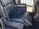 こちらの車両の２列目は足元広々でオットマンも装備されてて快適ですよ（＾＾）／さらにシートバックテーブルも装備されてますのでドライブの際に重宝しますよ（＾＾♪