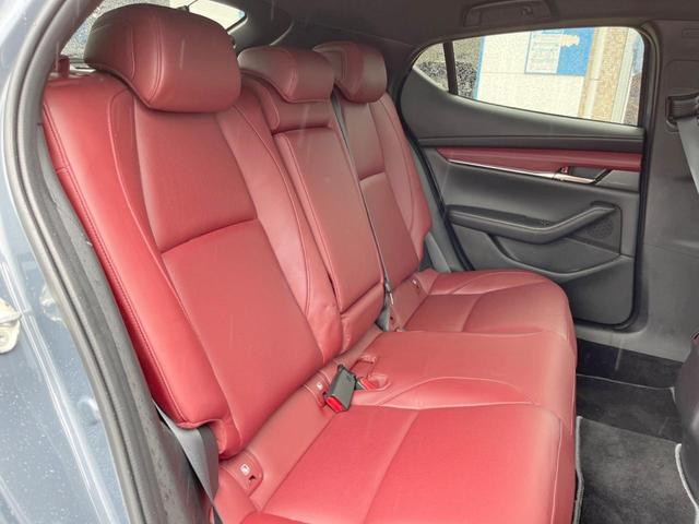 ＭＡＺＤＡ３ファストバック ２０Ｓバーガンディ　セレクション　禁煙車　純正リアスポイラー　赤革シート　８．８インチマツダコネクトナビ　バックカメラ　ＥＴＣ　ステアリングヒーター　シートヒーター　ＬＥＤヘッドライト　純正１８インチアルミホイール　パドルシフト（10枚目）