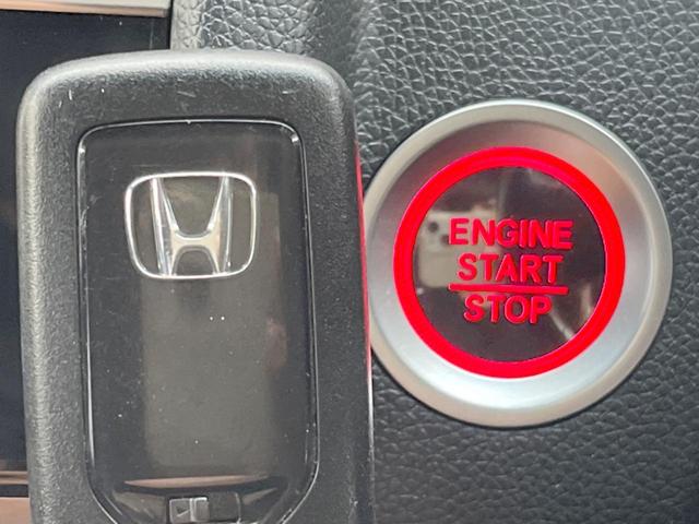 フィット RS ホンダセンシング 禁煙車 6速MT パイオニア製SDナビ バックカメラ スマートキー ETC ハーフレザー 純正16インチアルミ LEDヘッドライト 純正革巻きステアリング ホンダセンシング クルコン オートエアコン(5枚目)