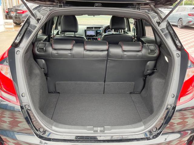 フィット RS ホンダセンシング 禁煙車 6速MT パイオニア製SDナビ バックカメラ スマートキー ETC ハーフレザー 純正16インチアルミ LEDヘッドライト 純正革巻きステアリング ホンダセンシング クルコン オートエアコン(10枚目)