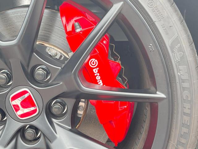 シビック タイプＲ　禁煙車　ホンダコネクト９インチディスプレイ　ＣａｒＰｌａｙ　ホンダセンシング　ｂｒｅｍｂｏキャリパー　ＥＴＣ２．０　バックカメラ　アルカンターラステアリング　ＬＥＤヘッドライト　純正１９インチアルミ（7枚目）