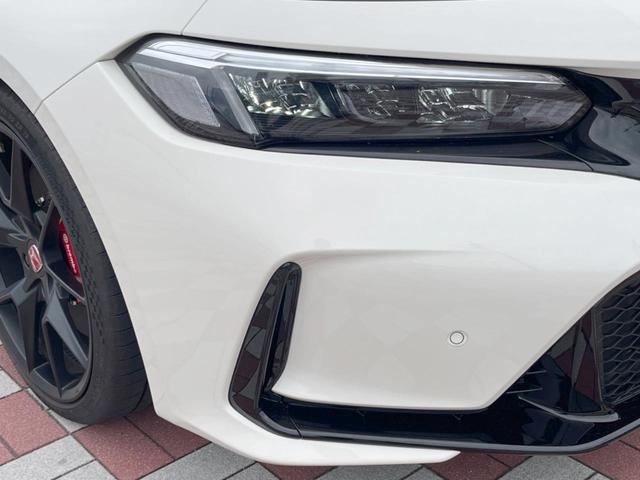 シビック タイプＲ　禁煙車　ホンダコネクト９インチディスプレイ　ＣａｒＰｌａｙ　ホンダセンシング　ｂｒｅｍｂｏキャリパー　ＥＴＣ２．０　バックカメラ　アルカンターラステアリング　ＬＥＤヘッドライト　純正１９インチアルミ（12枚目）
