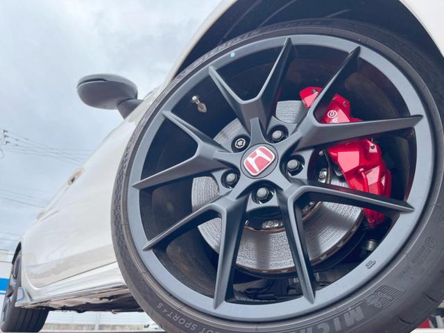 シビック タイプＲ　禁煙車　ホンダコネクト９インチディスプレイ　ＣａｒＰｌａｙ　ホンダセンシング　ｂｒｅｍｂｏキャリパー　ＥＴＣ２．０　バックカメラ　アルカンターラステアリング　ＬＥＤヘッドライト　純正１９インチアルミ（13枚目）