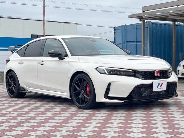 シビック タイプＲ　禁煙車　ホンダコネクト９インチディスプレイ　ＣａｒＰｌａｙ　ホンダセンシング　ｂｒｅｍｂｏキャリパー　ＥＴＣ２．０　バックカメラ　アルカンターラステアリング　ＬＥＤヘッドライト　純正１９インチアルミ（16枚目）