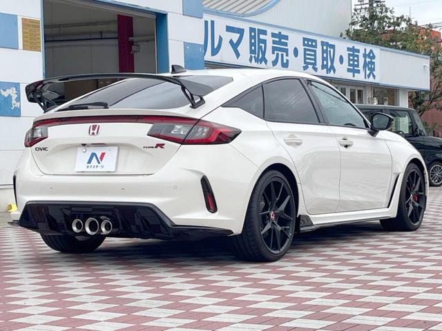 シビック タイプＲ　禁煙車　ホンダコネクト９インチディスプレイ　ＣａｒＰｌａｙ　ホンダセンシング　ｂｒｅｍｂｏキャリパー　ＥＴＣ２．０　バックカメラ　アルカンターラステアリング　ＬＥＤヘッドライト　純正１９インチアルミ（17枚目）