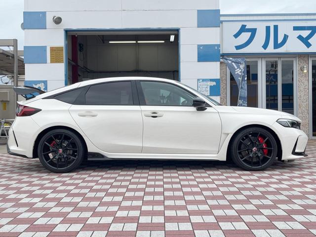 シビック タイプＲ　禁煙車　ホンダコネクト９インチディスプレイ　ＣａｒＰｌａｙ　ホンダセンシング　ｂｒｅｍｂｏキャリパー　ＥＴＣ２．０　バックカメラ　アルカンターラステアリング　ＬＥＤヘッドライト　純正１９インチアルミ（26枚目）