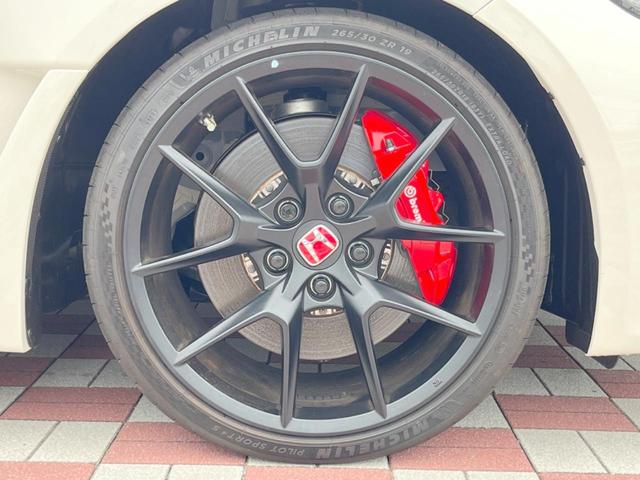 シビック タイプＲ　禁煙車　ホンダコネクト９インチディスプレイ　ＣａｒＰｌａｙ　ホンダセンシング　ｂｒｅｍｂｏキャリパー　ＥＴＣ２．０　バックカメラ　アルカンターラステアリング　ＬＥＤヘッドライト　純正１９インチアルミ（30枚目）