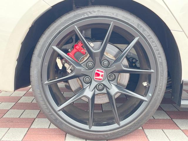 シビック タイプＲ　禁煙車　ホンダコネクト９インチディスプレイ　ＣａｒＰｌａｙ　ホンダセンシング　ｂｒｅｍｂｏキャリパー　ＥＴＣ２．０　バックカメラ　アルカンターラステアリング　ＬＥＤヘッドライト　純正１９インチアルミ（31枚目）