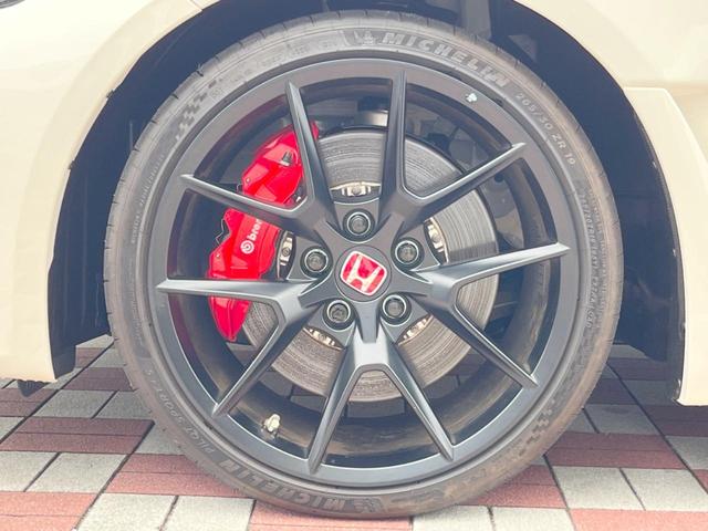 シビック タイプＲ　禁煙車　ホンダコネクト９インチディスプレイ　ＣａｒＰｌａｙ　ホンダセンシング　ｂｒｅｍｂｏキャリパー　ＥＴＣ２．０　バックカメラ　アルカンターラステアリング　ＬＥＤヘッドライト　純正１９インチアルミ（33枚目）