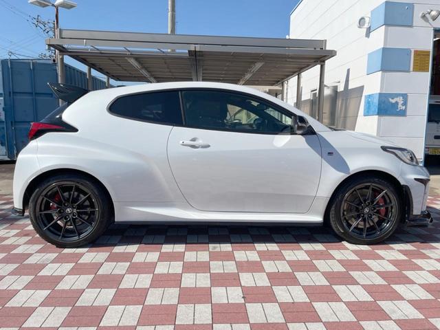 GRヤリス RZ ハイパフォーマンス 禁煙車 GRマフラー TOMSリヤスポイラー GRエアロ JBLサウンド GRキャリパー 8インチディスプレイオーディオ バックカメラ ETC 純正18インチアルミホイール LEDヘッドライト(26枚目)