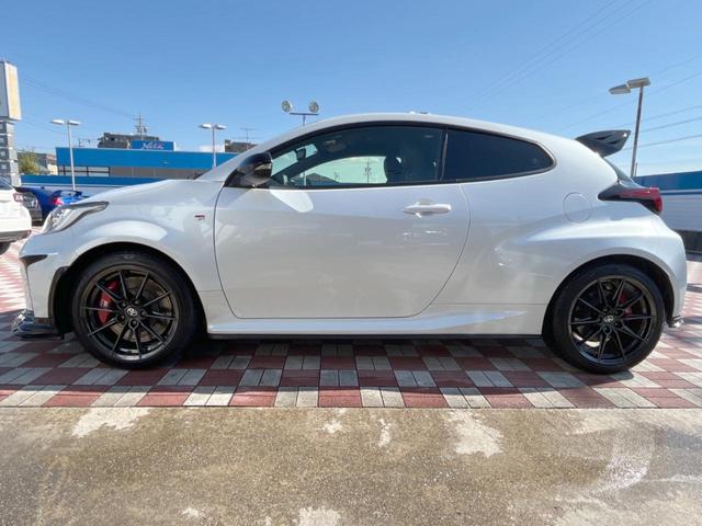 GRヤリス RZ ハイパフォーマンス 禁煙車 GRマフラー TOMSリヤスポイラー GRエアロ JBLサウンド GRキャリパー 8インチディスプレイオーディオ バックカメラ ETC 純正18インチアルミホイール LEDヘッドライト(27枚目)