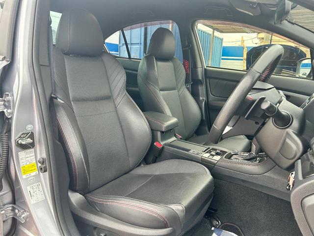 【黒革シート】上質な本革を使用し、高級感あふれる黒革シート。常に体に触れる部分だから、座り心地の良さにはこだわりたいですね♪汚れの付着や劣化を抑制する内装コーティング施工もおススメですよ♪