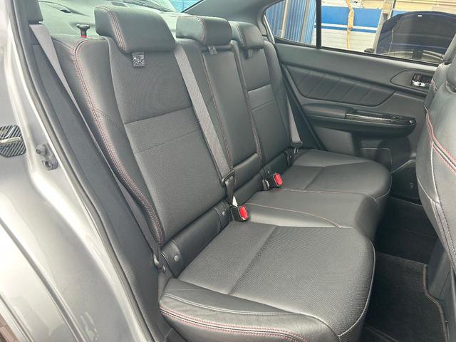 後部座席も気になるようなキズ・汚れやへたり等、大きなダメージはなく、良好な状態です。